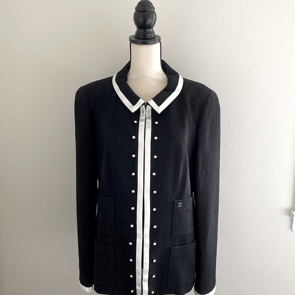 Gorgeous Chanel light/medium weight jacket